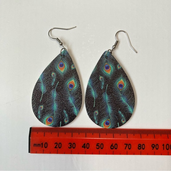 BNWT Green Peacock Feather Print on PU Leather Teardrop Earrings - Exquisite - Picture 4 of 6